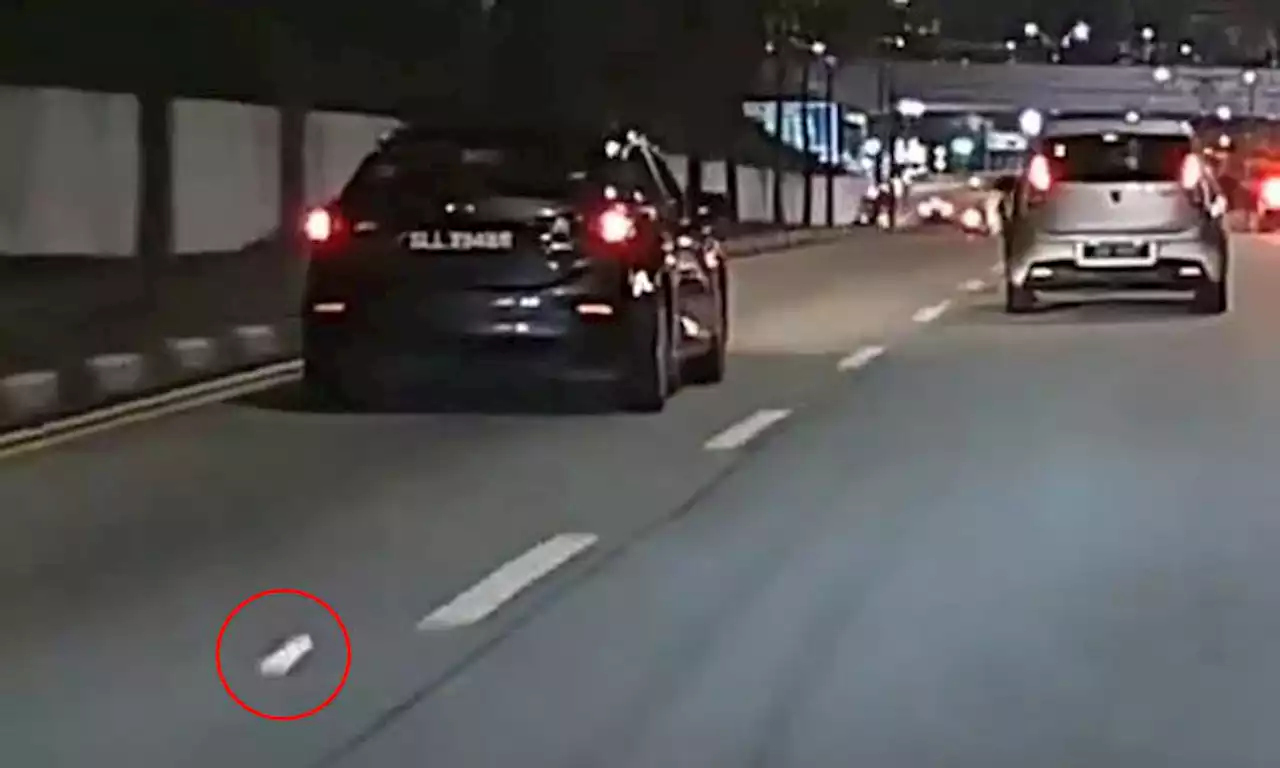 Malaysian netizens trash driver of Singapore-registered car who threw rubbish onto road in Johor