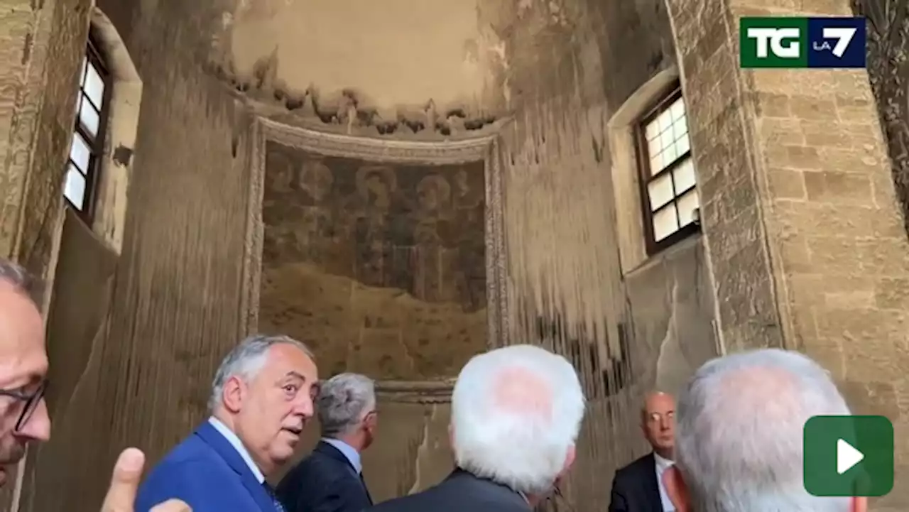 Mattarella visita la chiesa distrutta dalle fiamme a Palermo