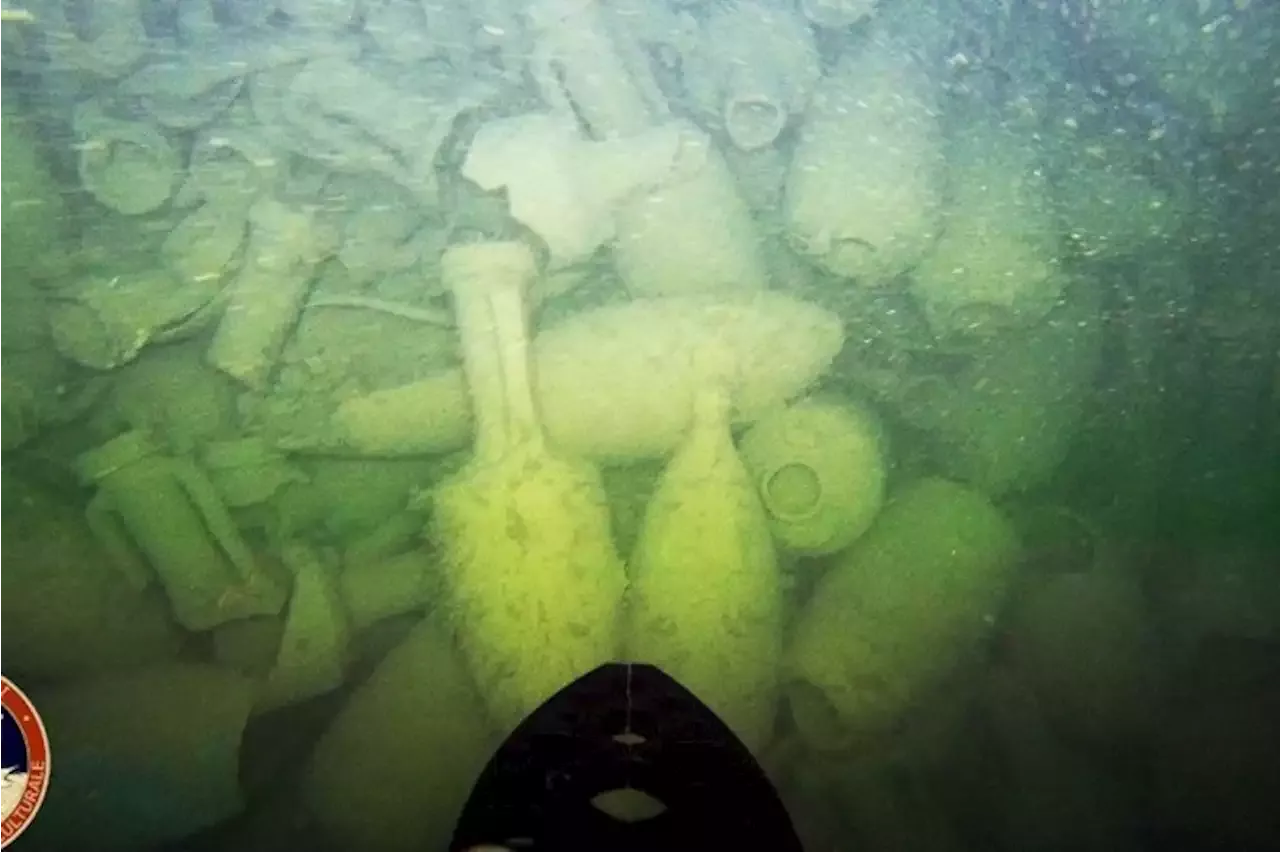 Arqueólogos descobrem antigo navio romano no fundo do Mediterrâneo