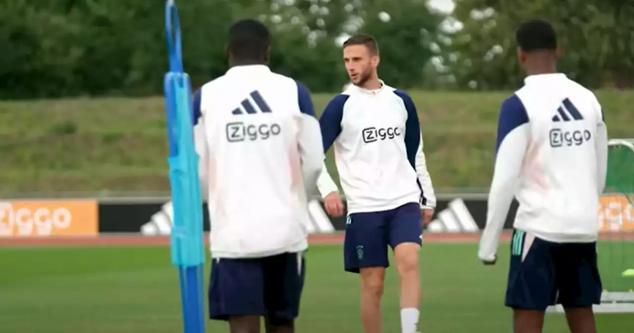 Ajax deelt exclusief inkijkje in training: Van den Boomen speelt met microfoon om