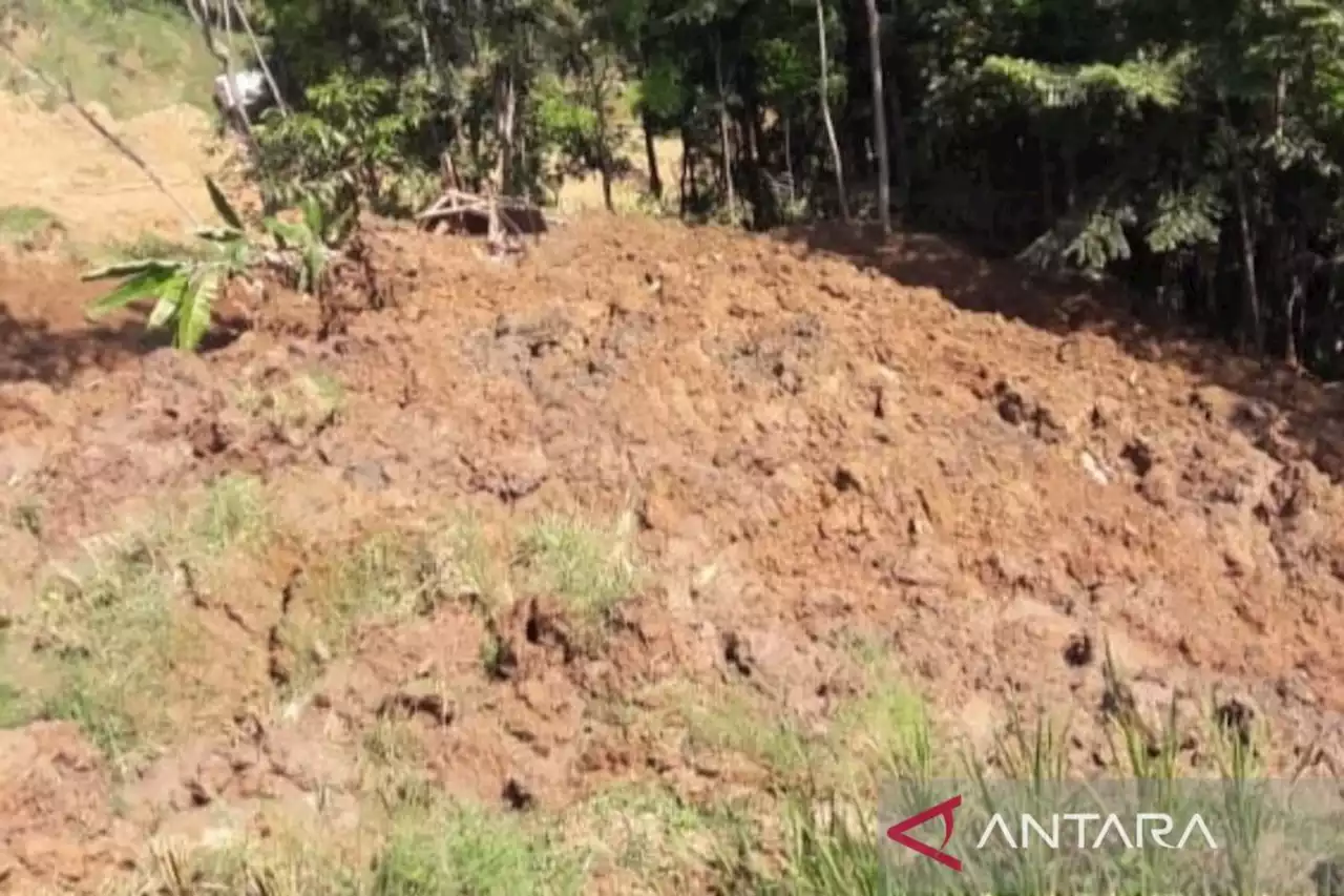 Tim SAR cari petani tertimbun longsor setinggi 50 meter di Cianjur