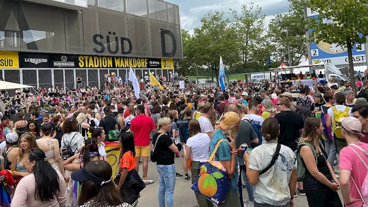 Mehrere Tausend Personen versammeln sich für Pride-Umzug