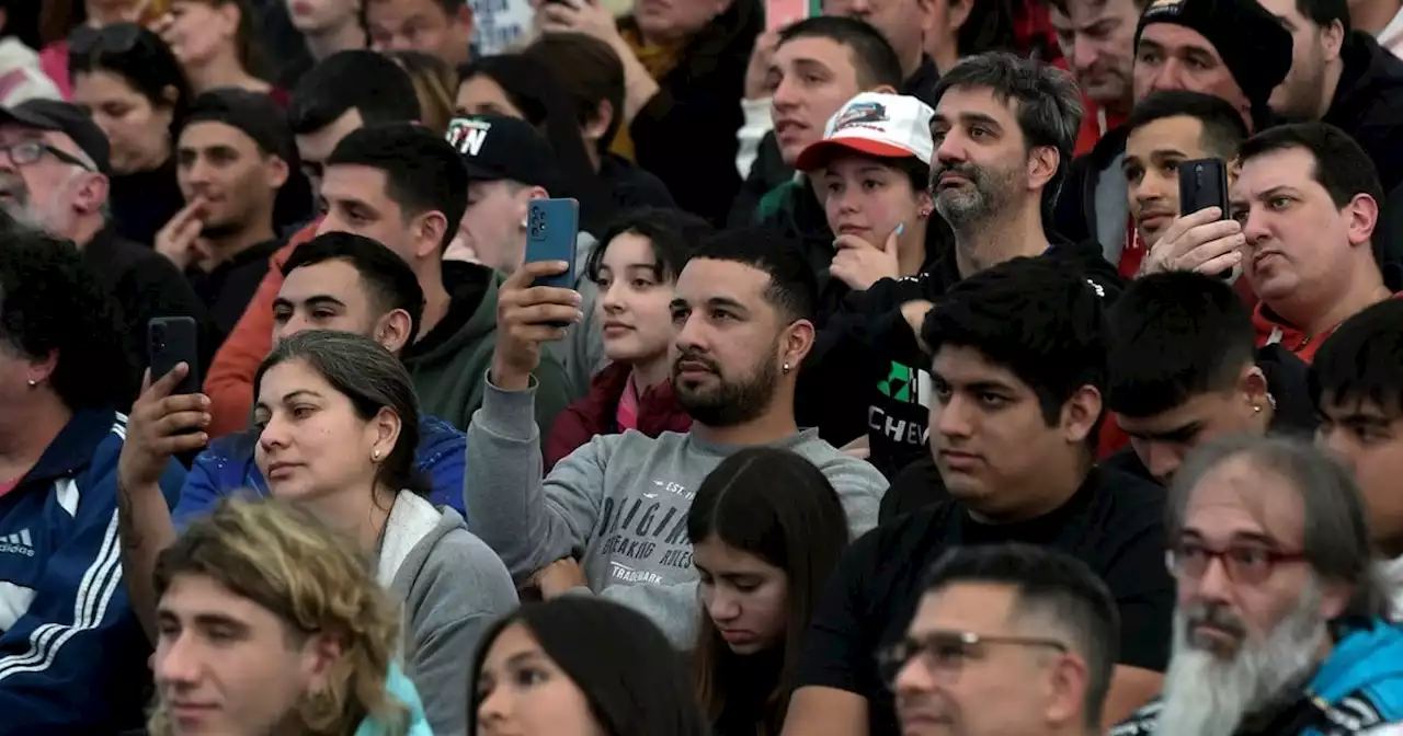 Video: el apoyo futbolero hacia Canapino, en su vuelta al TC