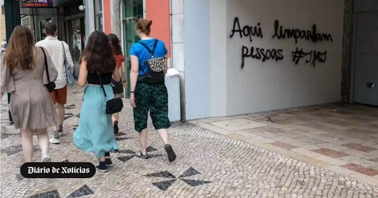 Cartazes e frases nas paredes transformam Almirante Reis em ″rua da contestação″