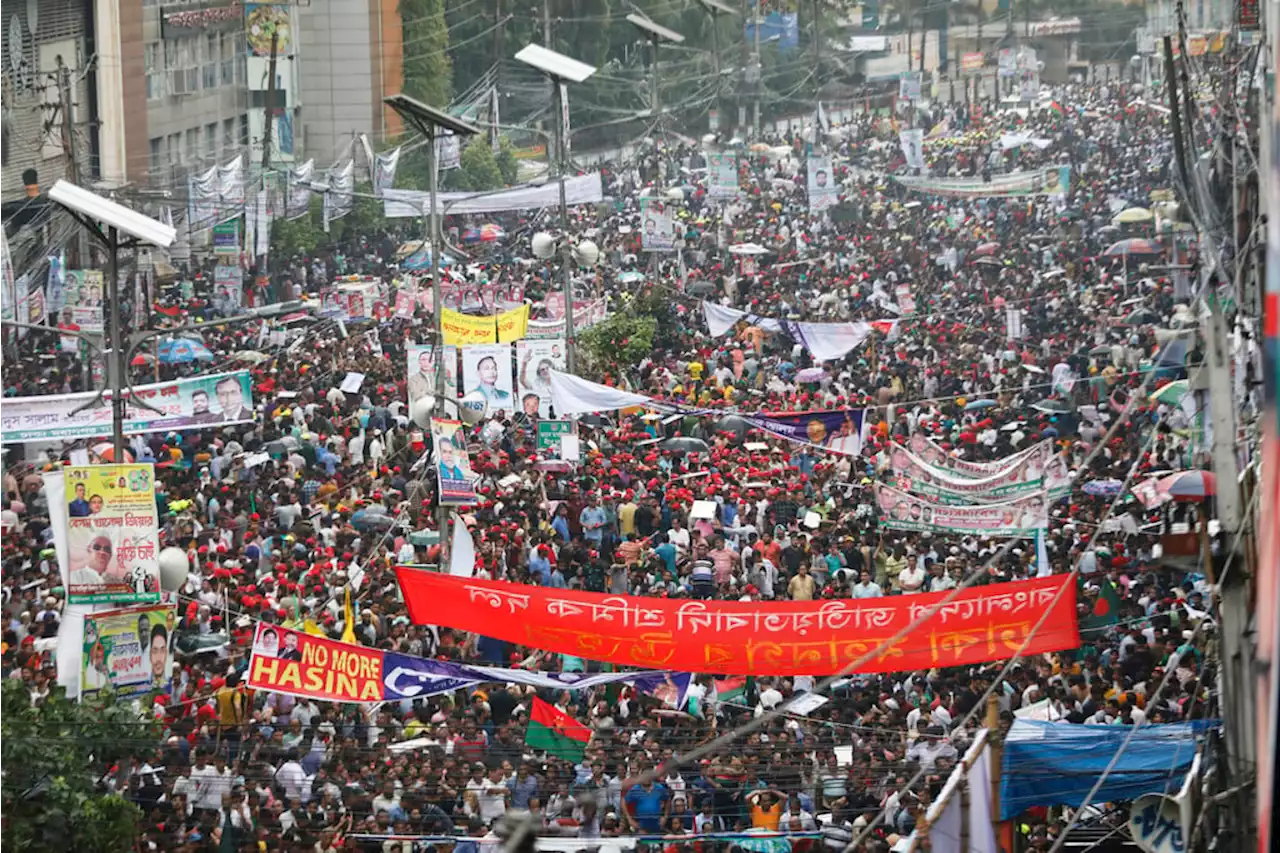 Bangladeshi police clash with protestors blockading capital