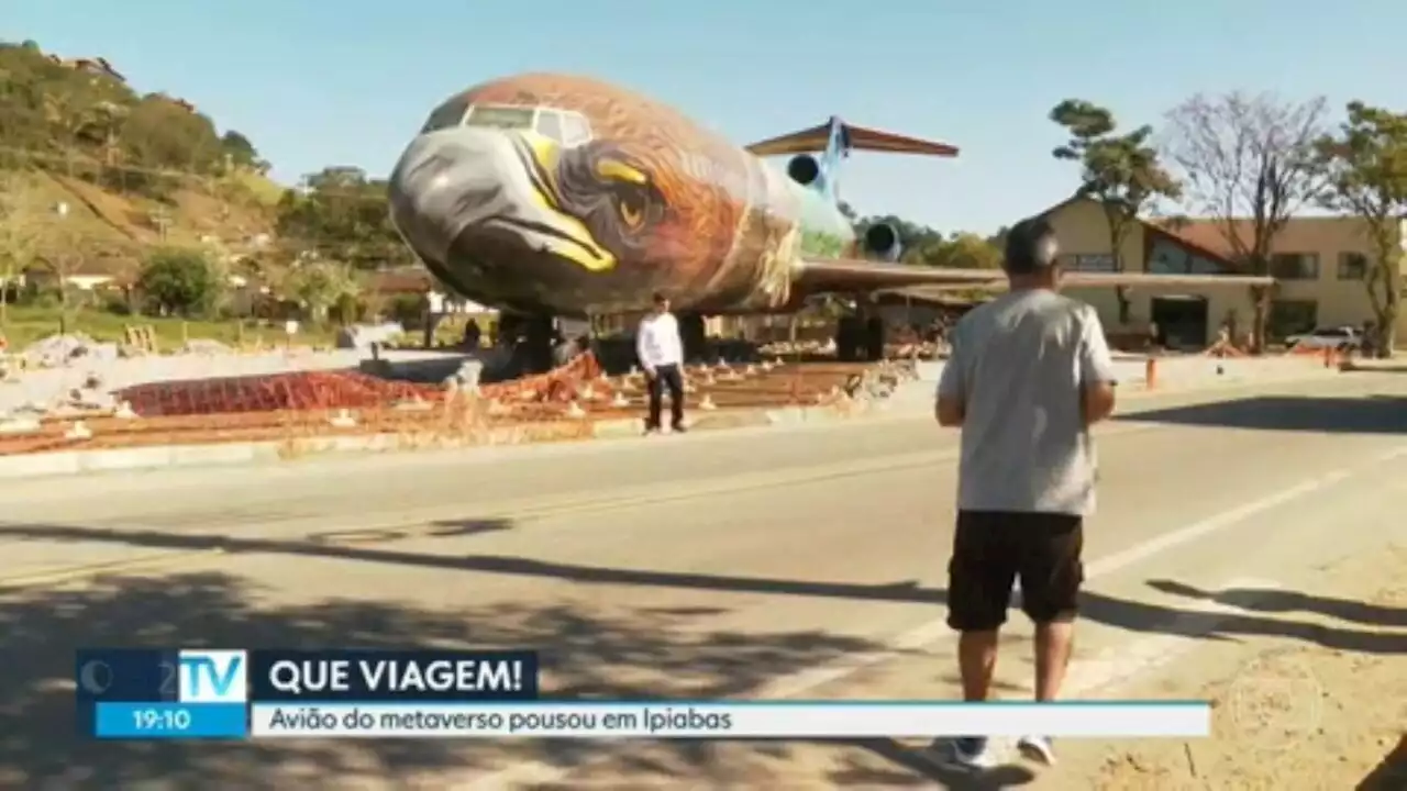 'Avião do metaverso': entenda a polêmica do Boeing que 'pousou' em praça de Barra do Piraí