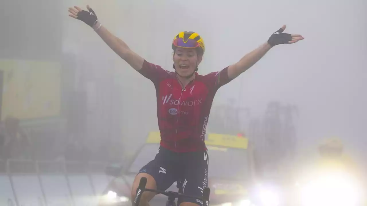 Tour donne, nella nebbia del Tourmalet la Vollering trova vittoria e maglia gialla. Crollo Van Vleuten