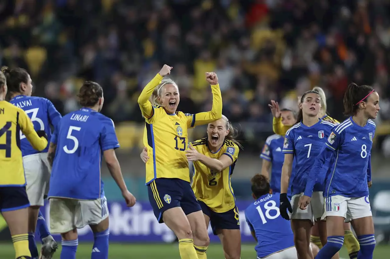 Sweden scorched Italy 5-0 to reach World Cup knockout stage