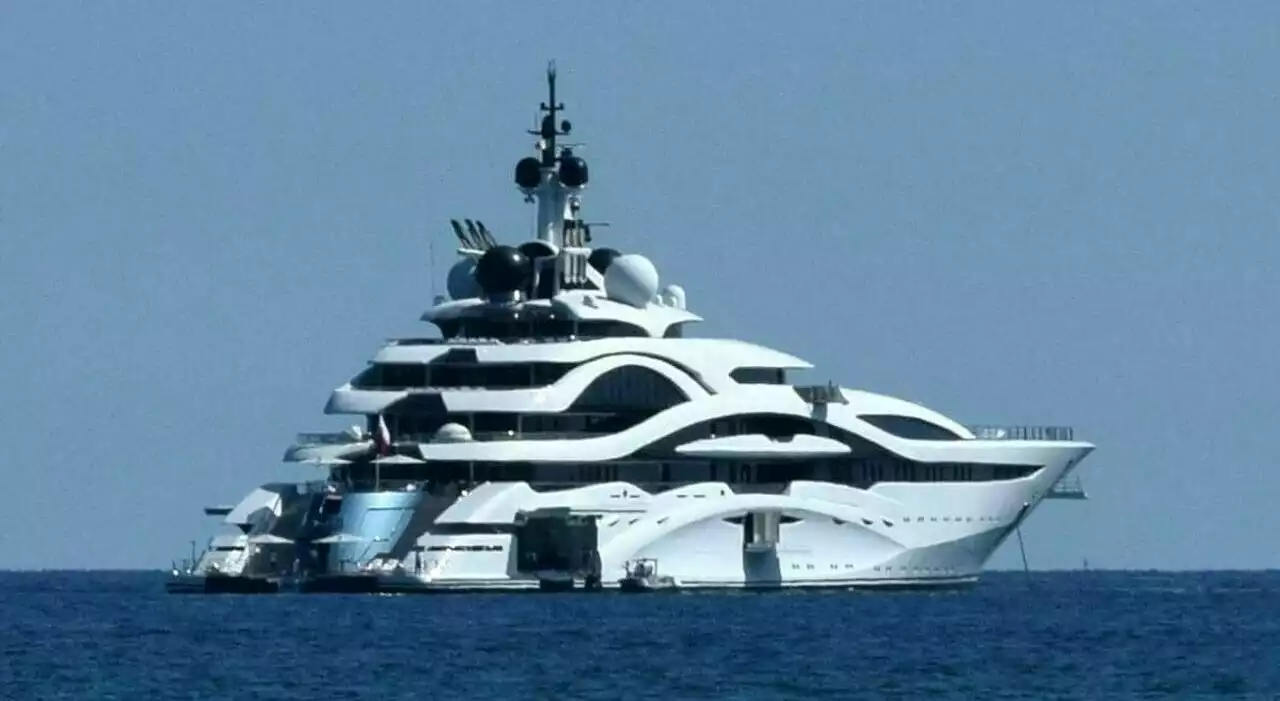 Emiro del Qatar davanti a Bari: tre mogli, 13 figli e un super yacht da mezzo miliardo di dollari