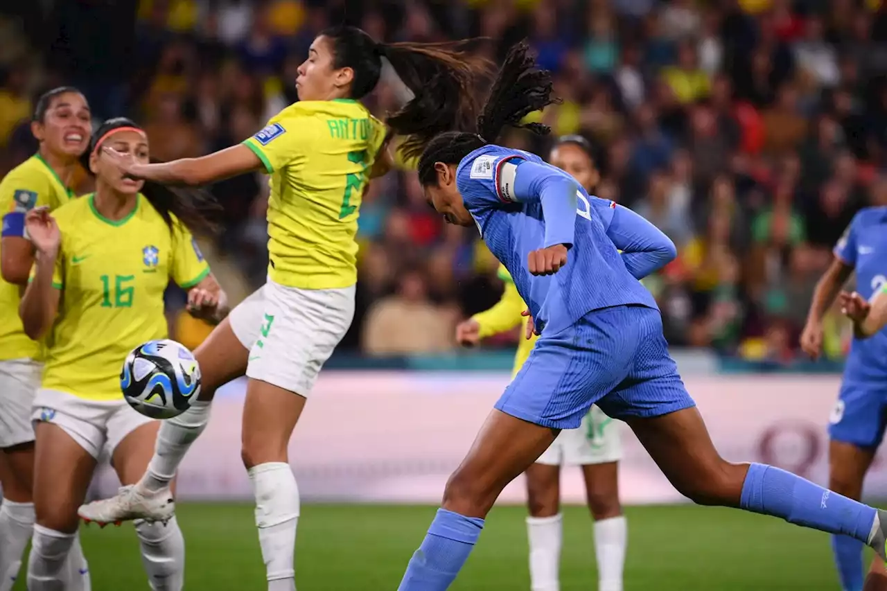 Com gol decisivo de Renard, Brasil perde por 2 a 1 para França em jogo marcado por erros defensivos