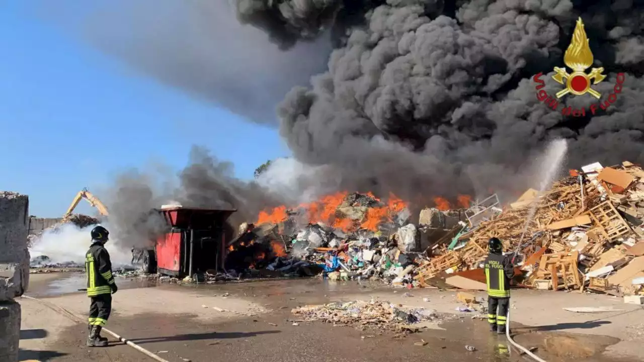 Roma, in fiamme impianto di smaltimento rifiuti a Ciampino. Il Comune: “Tenete chiuse le finestre”