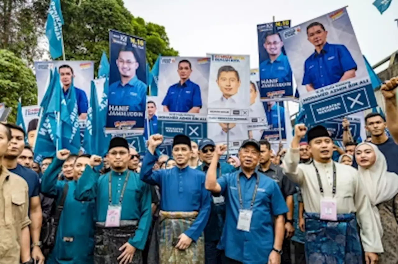 Muhyiddin accompanies Perikatan candidates to Gombak nomination centre