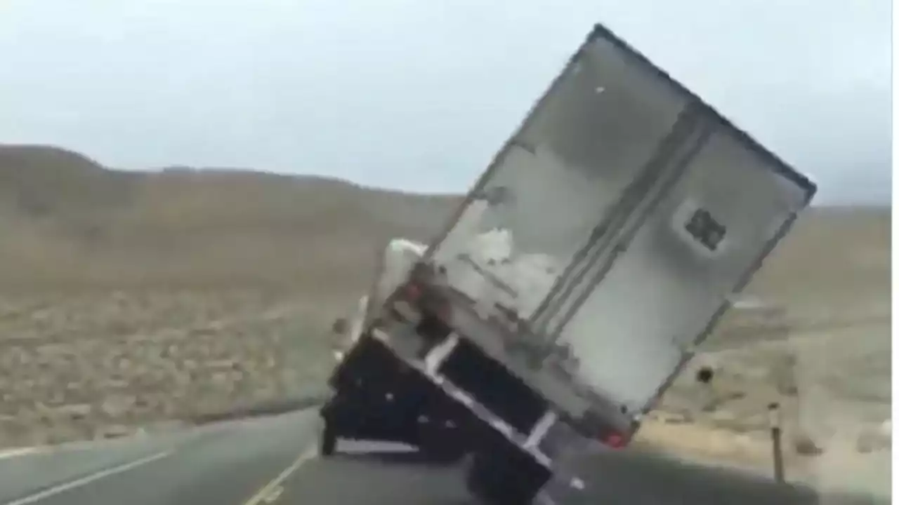 VIDEOS: así azota el viento en Chubut, volando techos y volcando camiones con acoplado