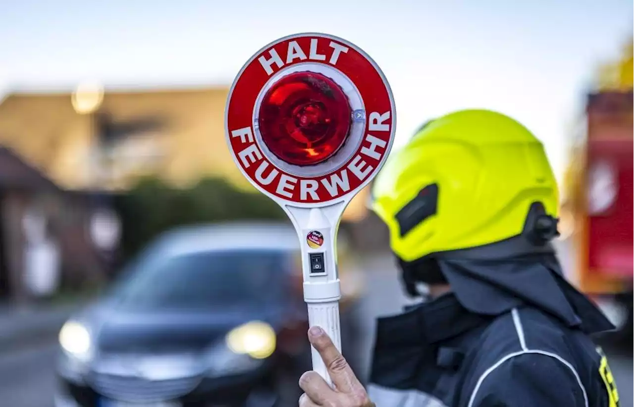 Feuerwehrmann regelt Verehr und wird angefahren: Polizei sucht Zeugen