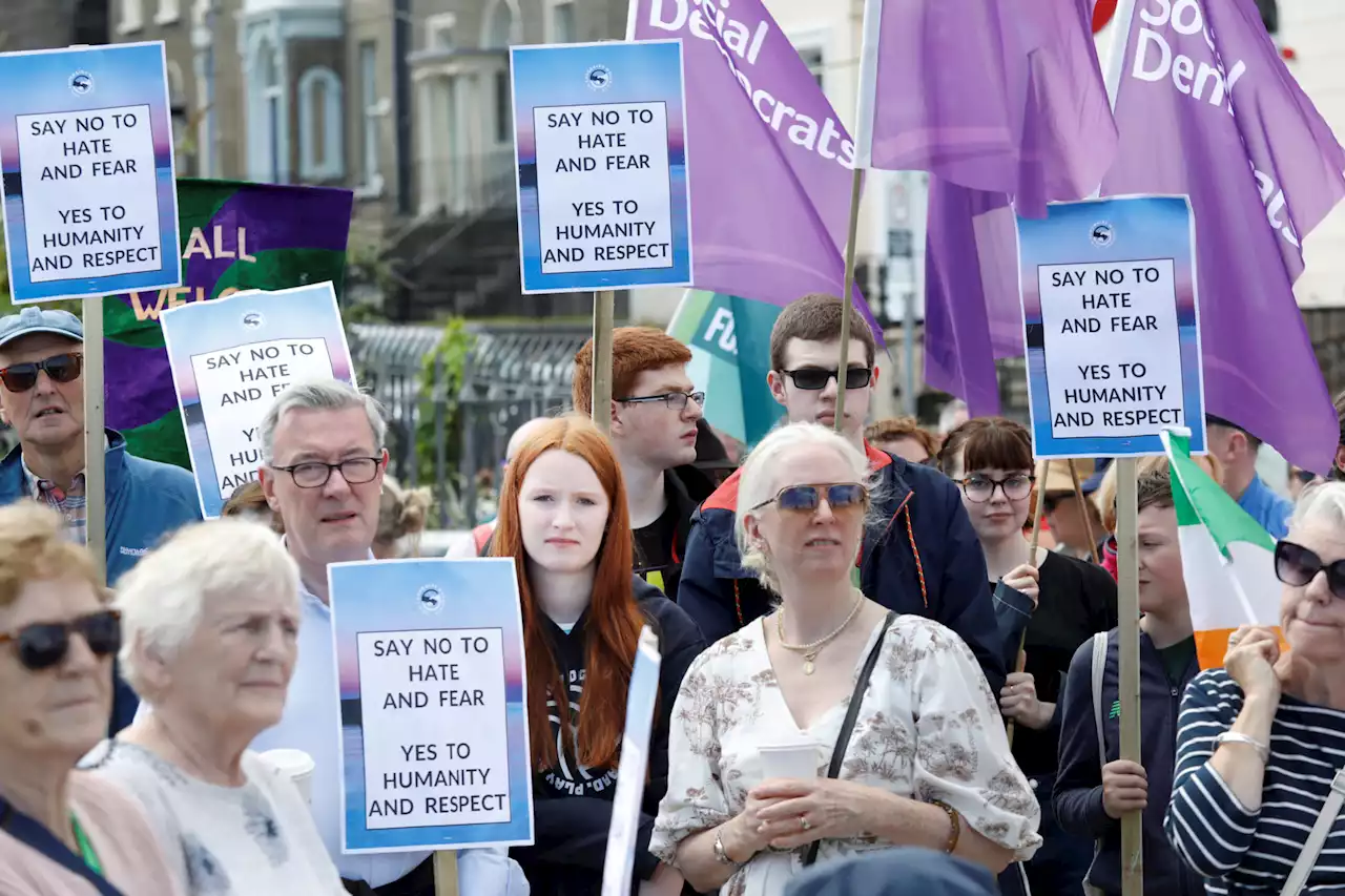 Over 1,000 gather at rally supporting asylum seekers | Newstalk