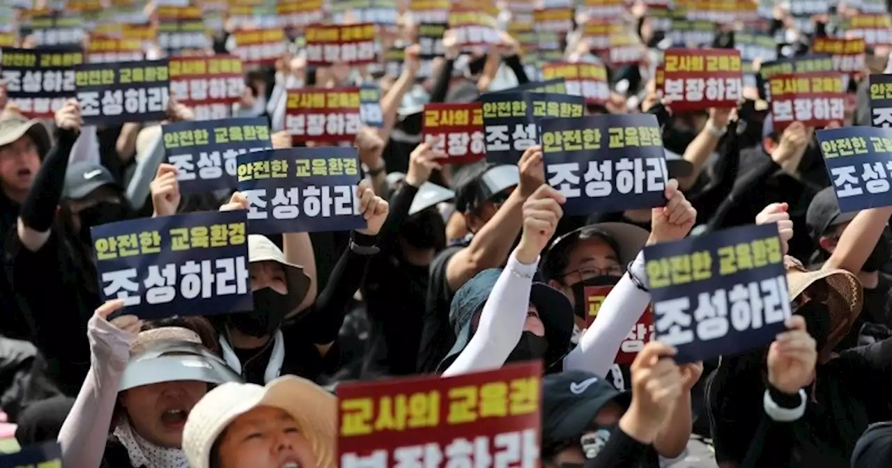 검은 옷 입고 서울에 집결한 전국 교사들 “우리는 가르치고 싶다”