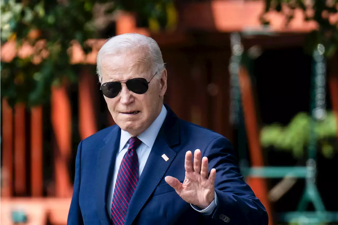 Joe Biden forgets to sign executive order at event