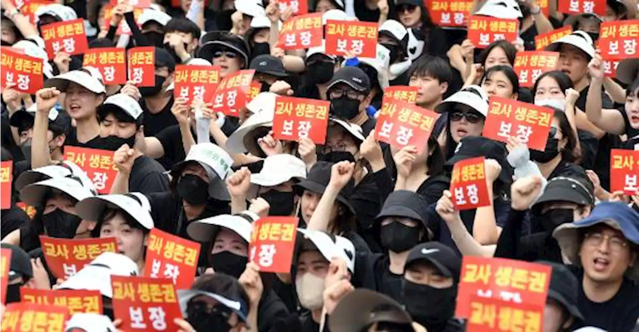 '설리번도 요즘 韓에서는 아동학대'…교사들 2주째 도심 집회