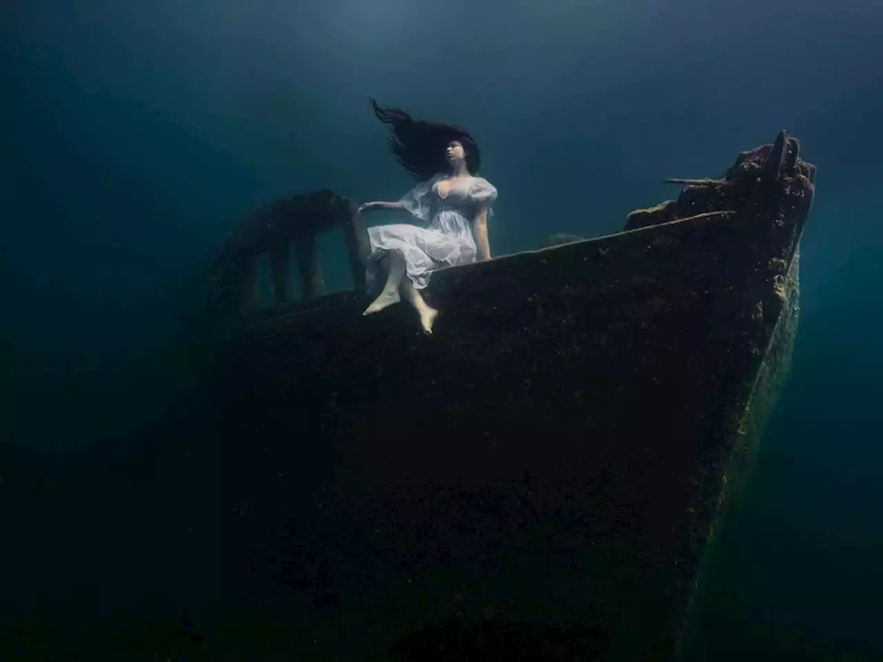 Ontario photographer and model set Guinness World Record with underwater photo shoot