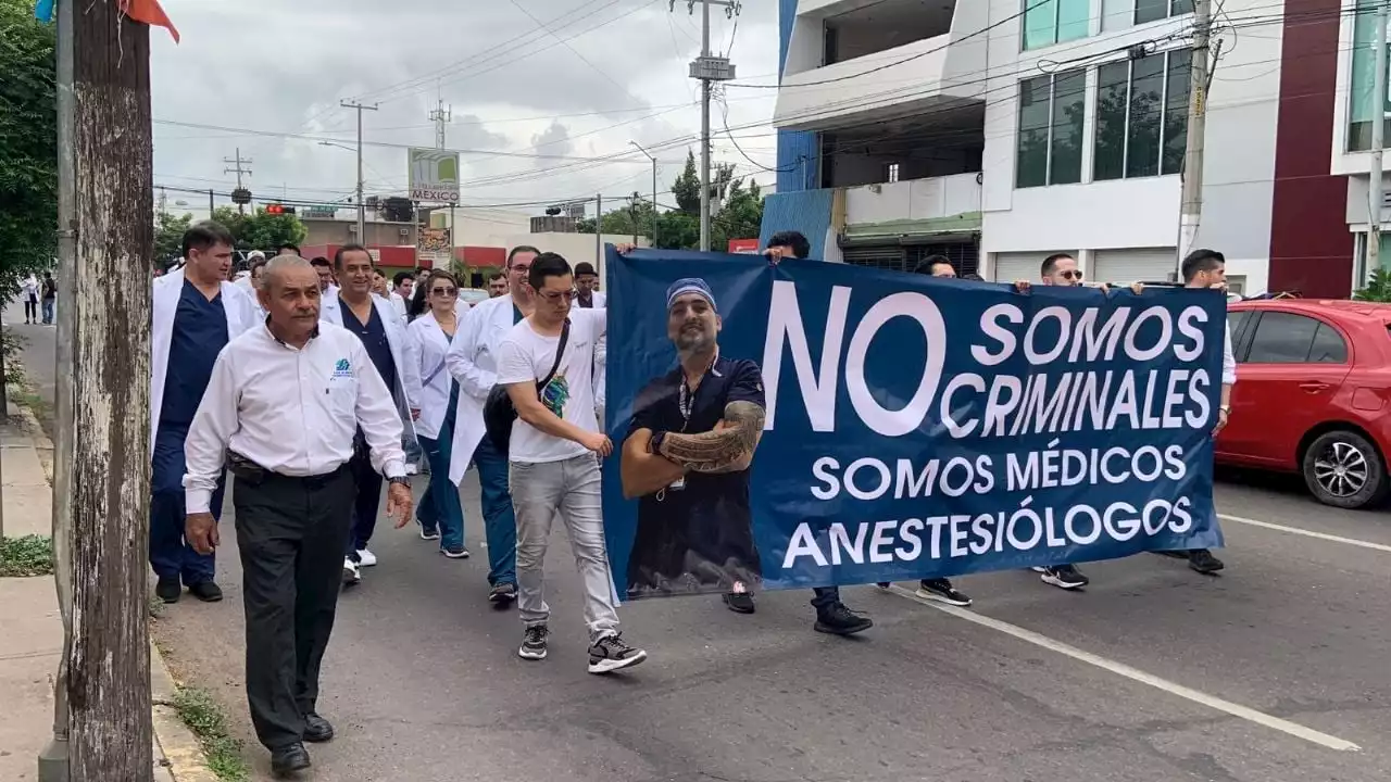 Médicos de Sinaloa marchan en defensa de anestesiólogo de BC detenido por posesión de fentanilo