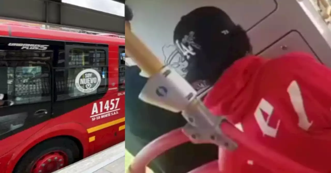 Conductor de TransMilenio dio cátedra de cultura y puso a limpiar a jóvenes que grafitearon bus