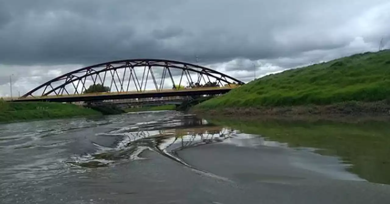 Macabro hallazgo: lanchero navegaba por el Río Bogotá y encontró cadáver de una mujer flotando