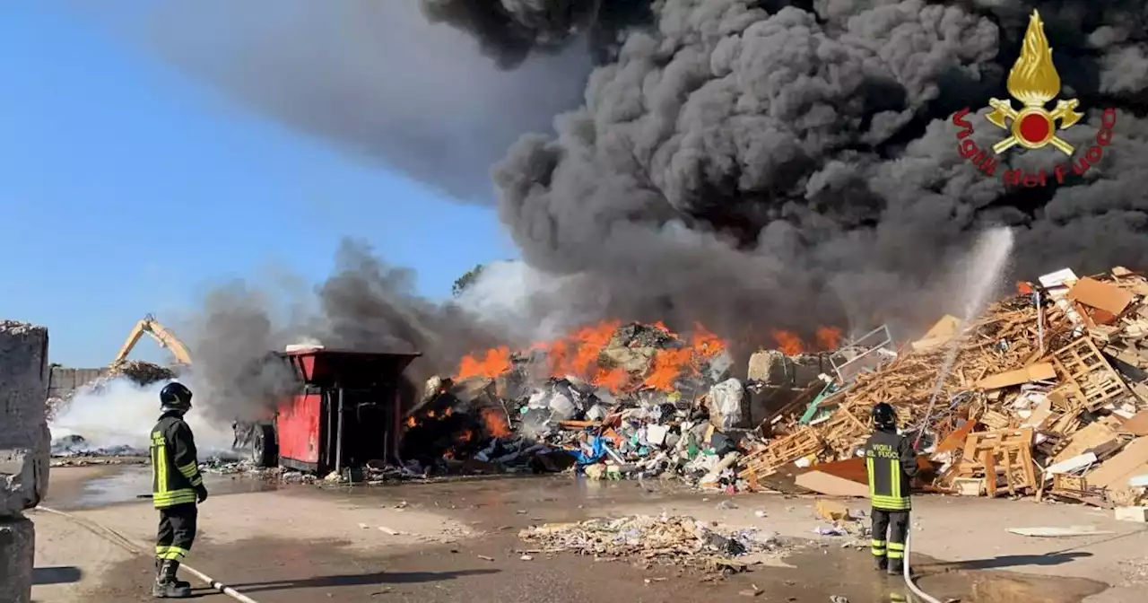 In fiamme un deposito di rifiuti a Ciampino: 'Tenete le finestre chiuse'