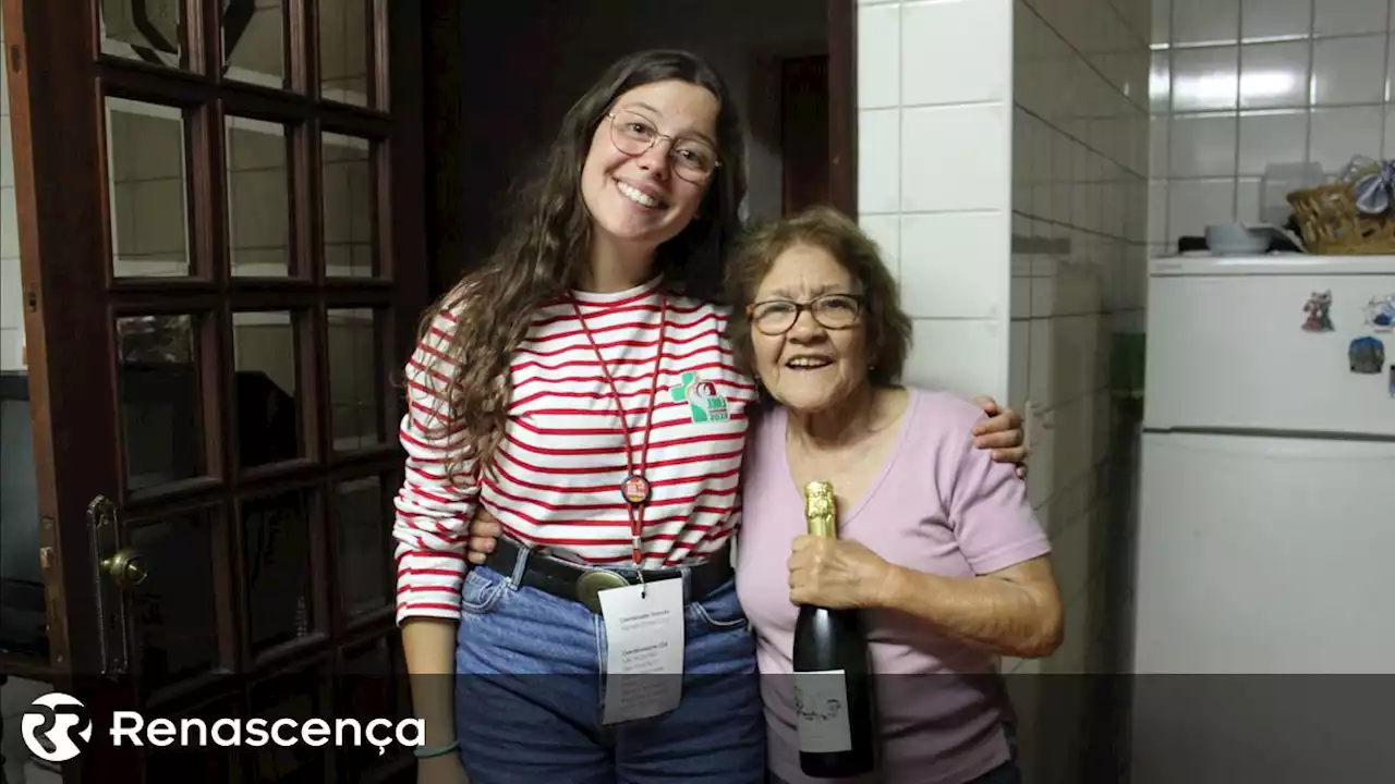 Portuguesa de 90 anos acolhe duas peregrinas em casa - Renascença