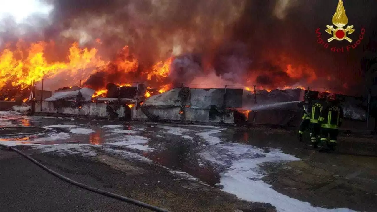 Rifiuti in fiamme, il video dell'incendio dall'alto. La sindaca: 'Tenete le finestre chiuse'