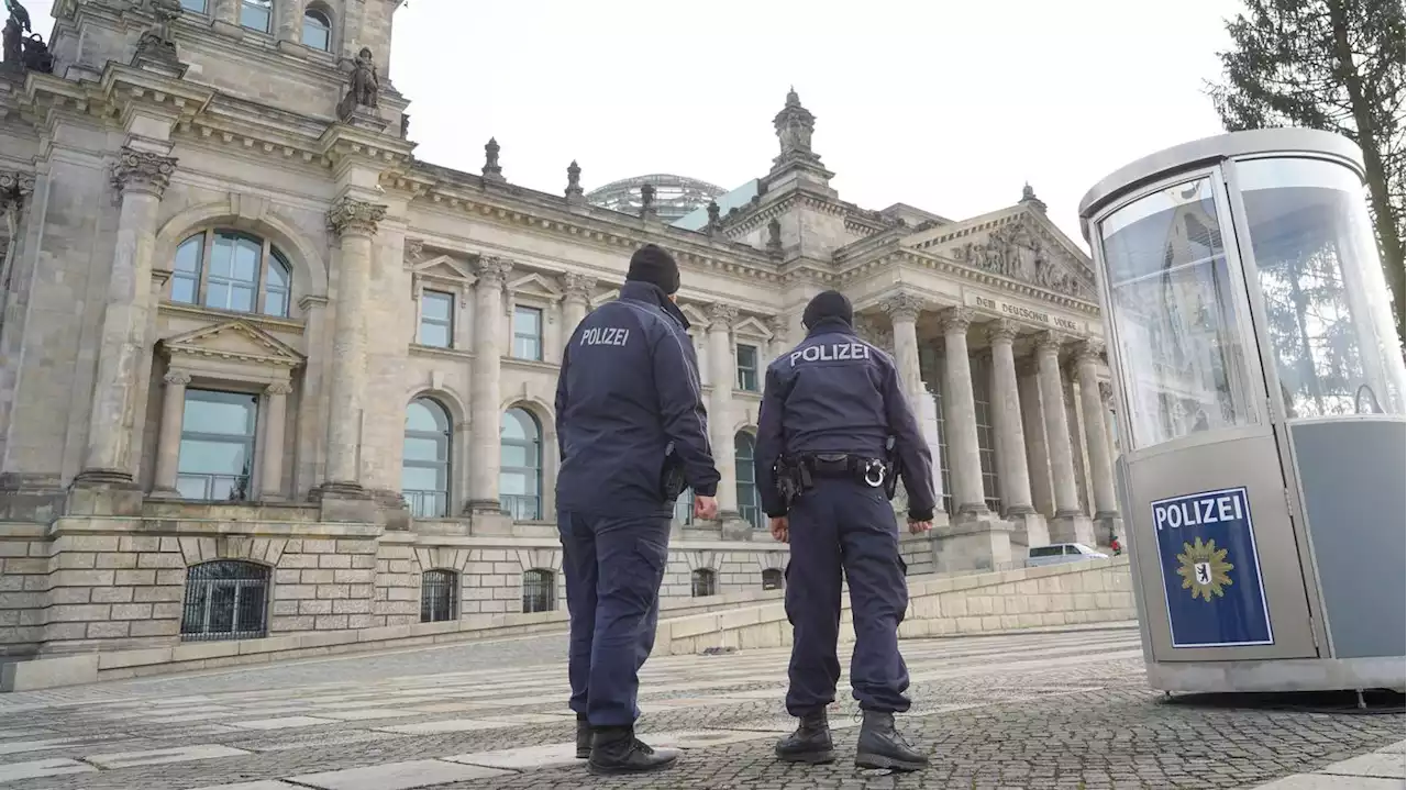 „Irrtümlich zu wenig bezahlt“: Objektschützer der Berliner Polizei bekommen nach Urteil mehr Geld