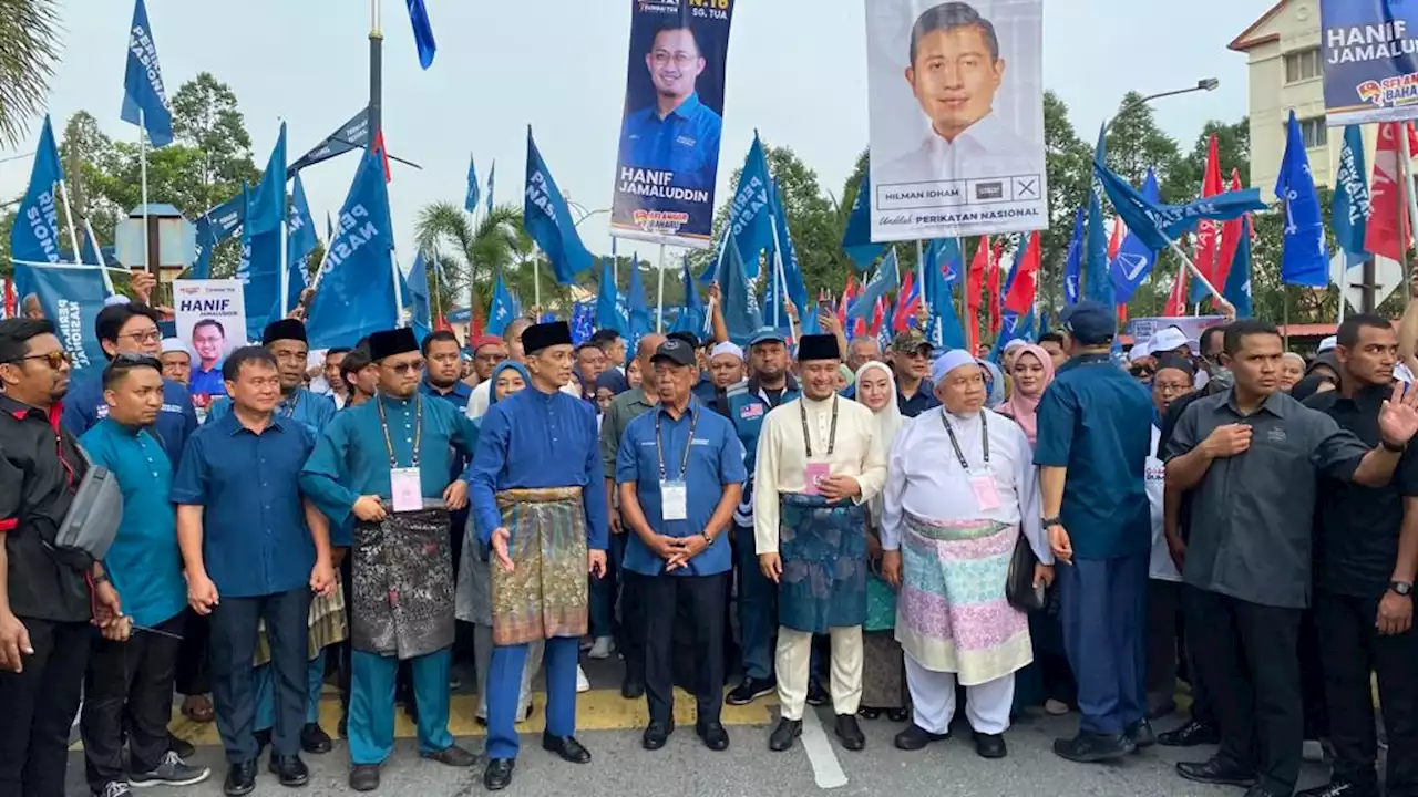 PRN: Muhyiddin, penyokong PN iringi calon tiba di SMK Sungai Pusu