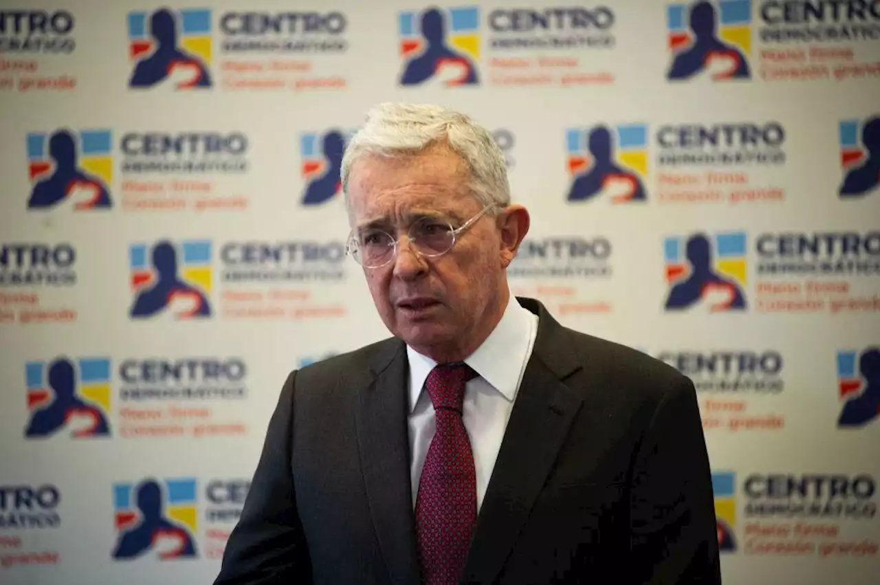 Mis padres siempre me enseñaron a jamás alegrarme del mal del prójimo: expresidente Uribe