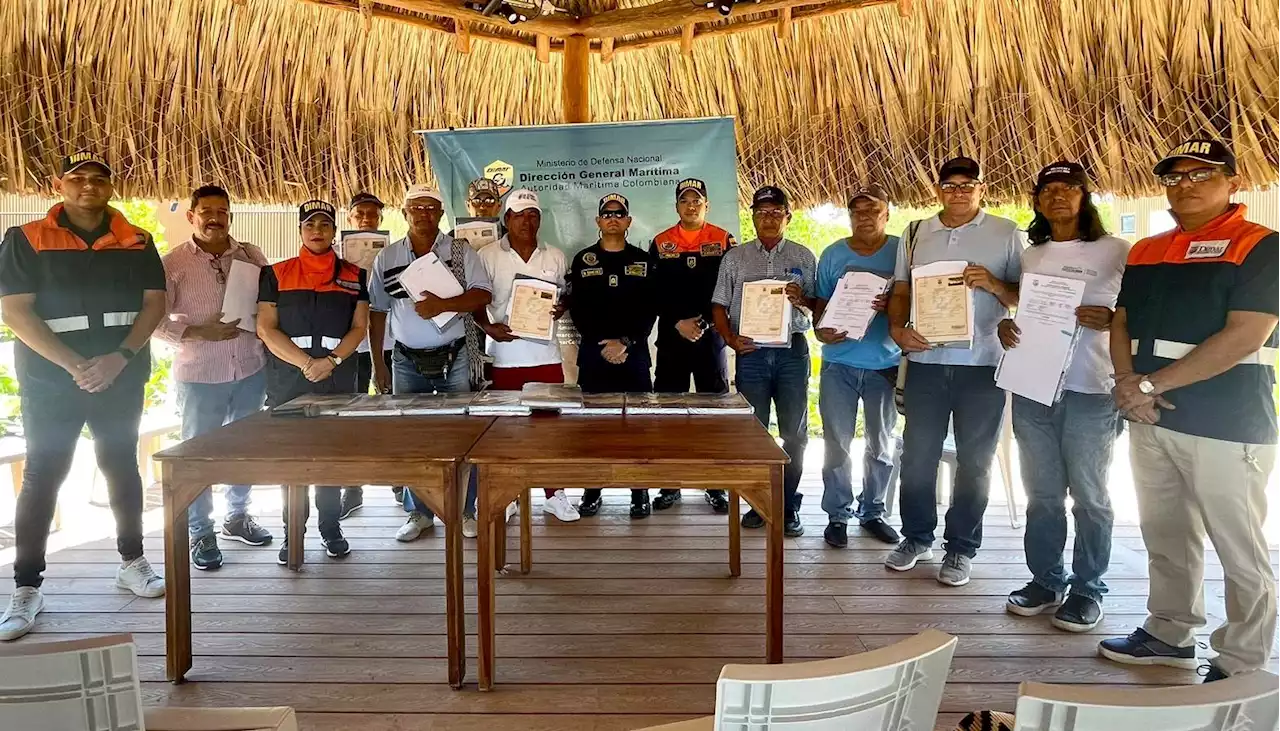 Dimar entregó 13 matrículas y 5 certificados de renovación a pescadores del Atlántico