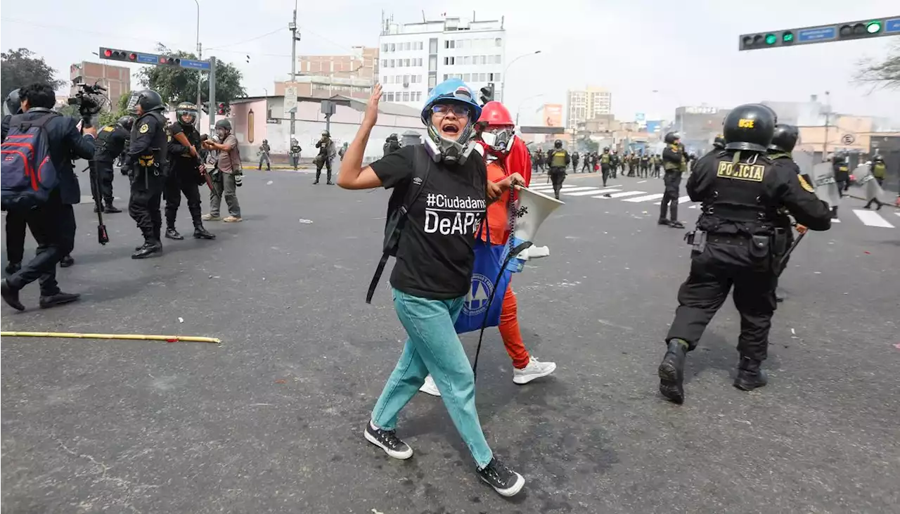 Manifestantes antigubernamentales bloquean una docena de vías en el sur de Perú