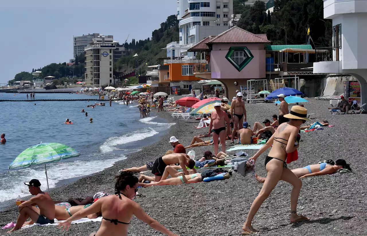 Crimea, russi in coda per andare in vacanza al mare