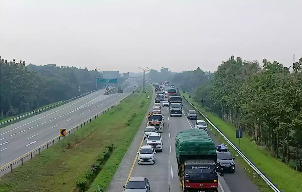 Libur Iduladha Berakhir, Lalu Lintas di Tol Jakarta Cikampek Padat Pagi Ini