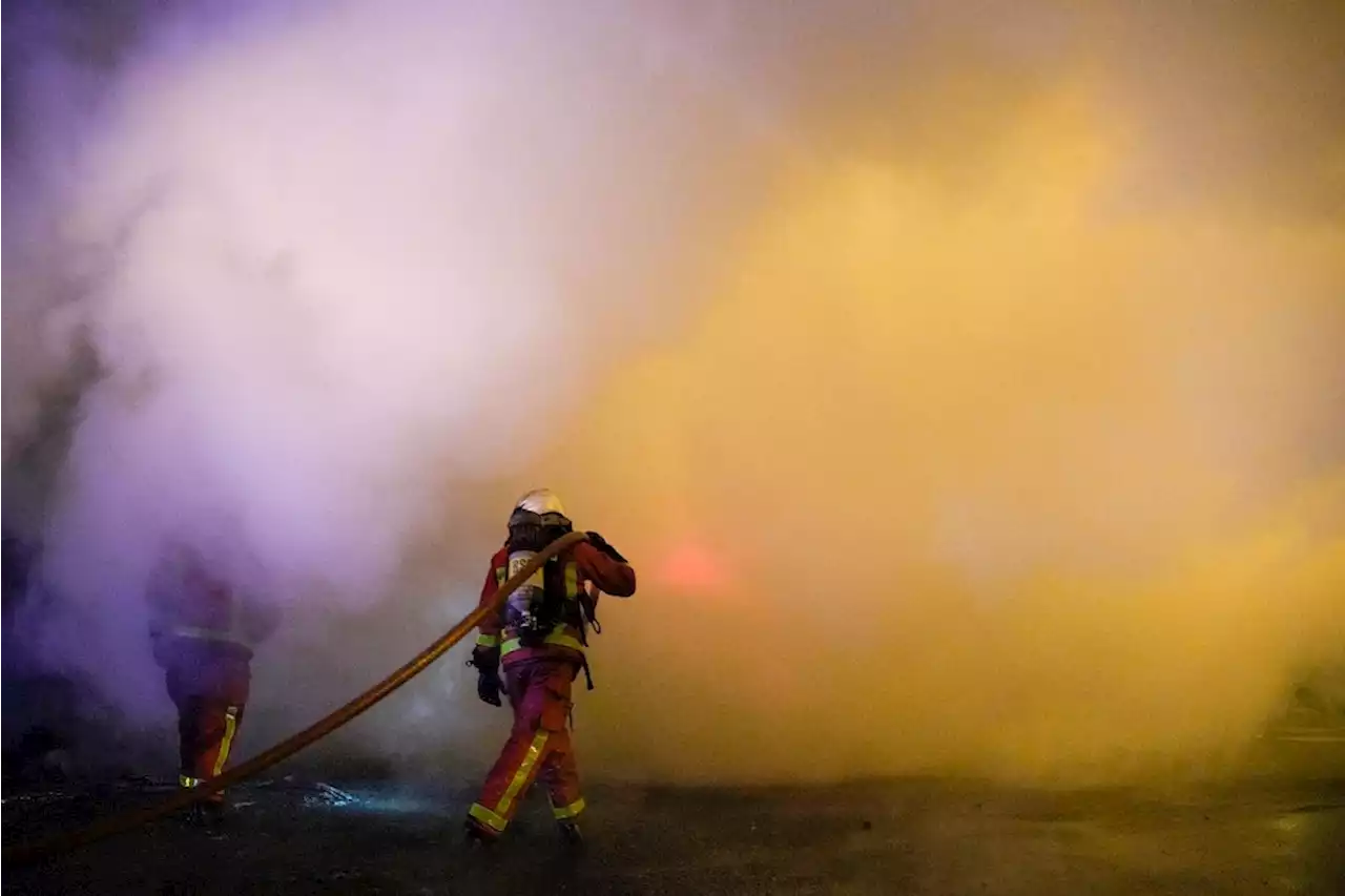 Krawalle in Frankreich: Feuerwehrmann stirbt beim Löschen von brennenden Autos