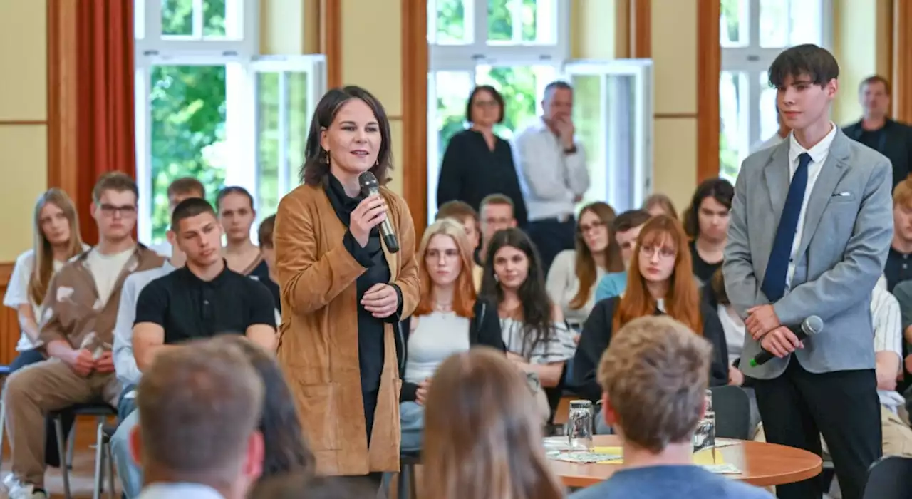 Als Baerbock mit Schülern sprach – Eierwurf-Attacke auf Schule!