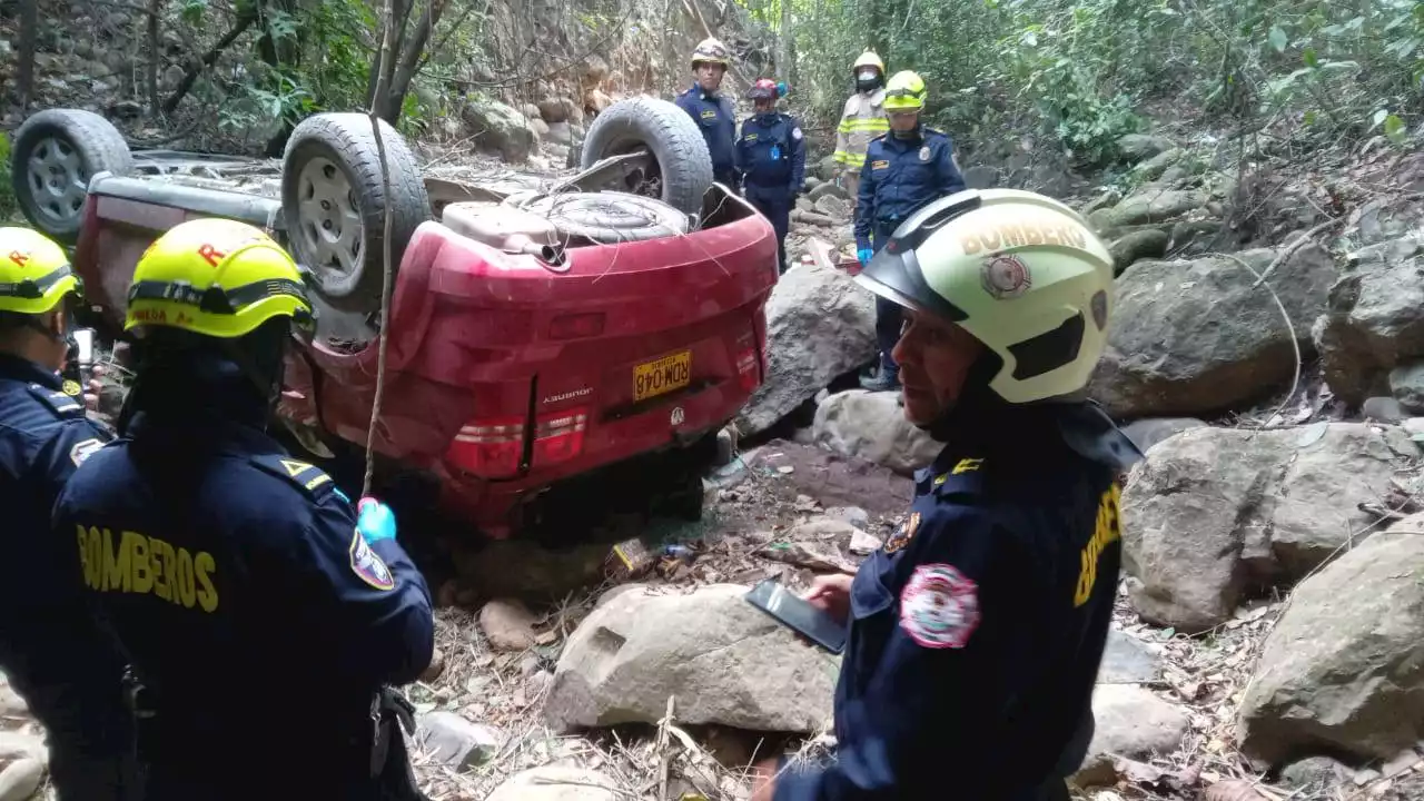 Accidente en la vía Tocaima: Vehículo cayó 10 metros al vacío dejando dos víctimas fatales