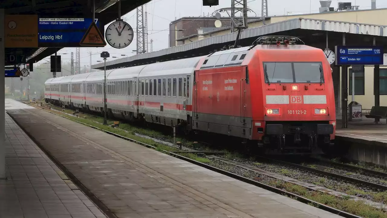 Mutmaßlich alkoholisierter Fahrgast: Mann tritt gegen einfahrenden Zug und wird mitgerissen