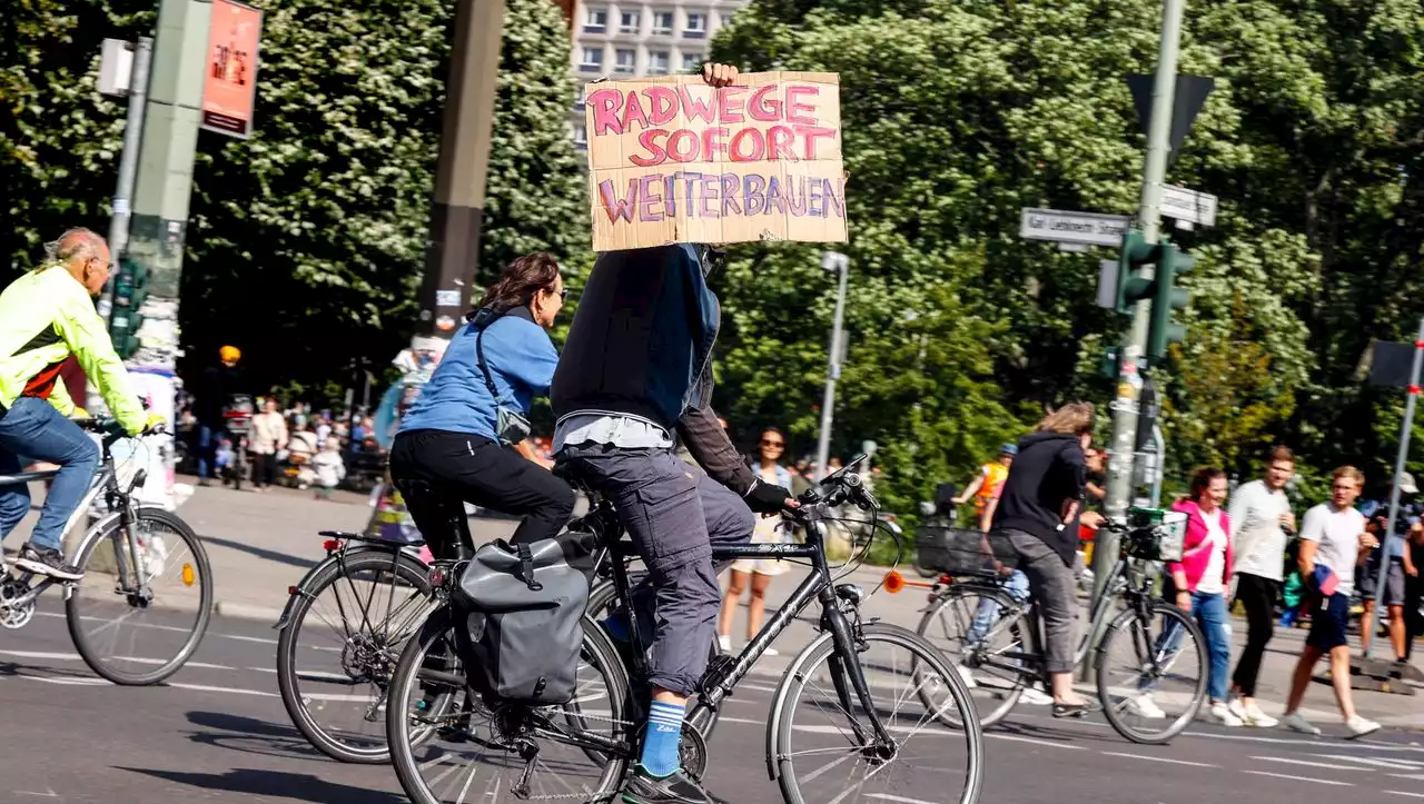 Tausende bei Fahrrad-Demo gegen Verkehrspolitik des neuen Berliner Senats