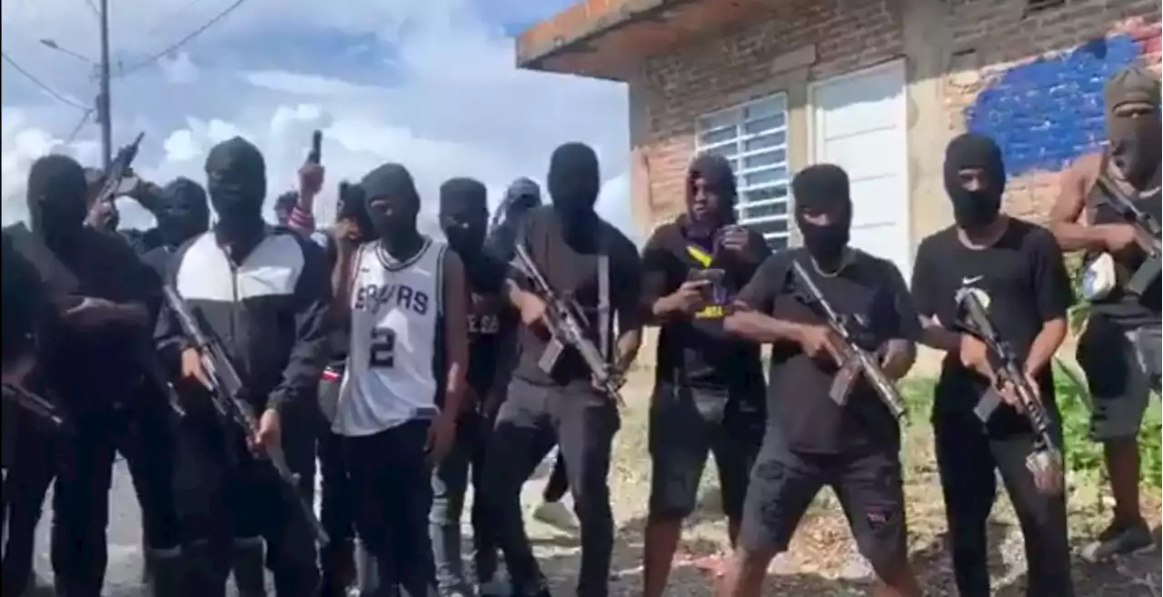 En video: encapuchados con armas largas “patrullan” barrios de Buenaventura