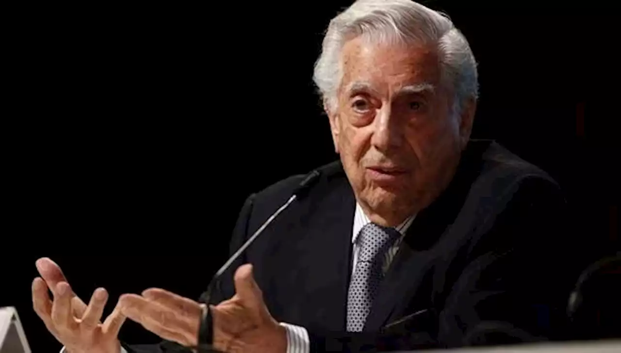 Mario Vargas Llosa, hospitalizado en España por covid-19