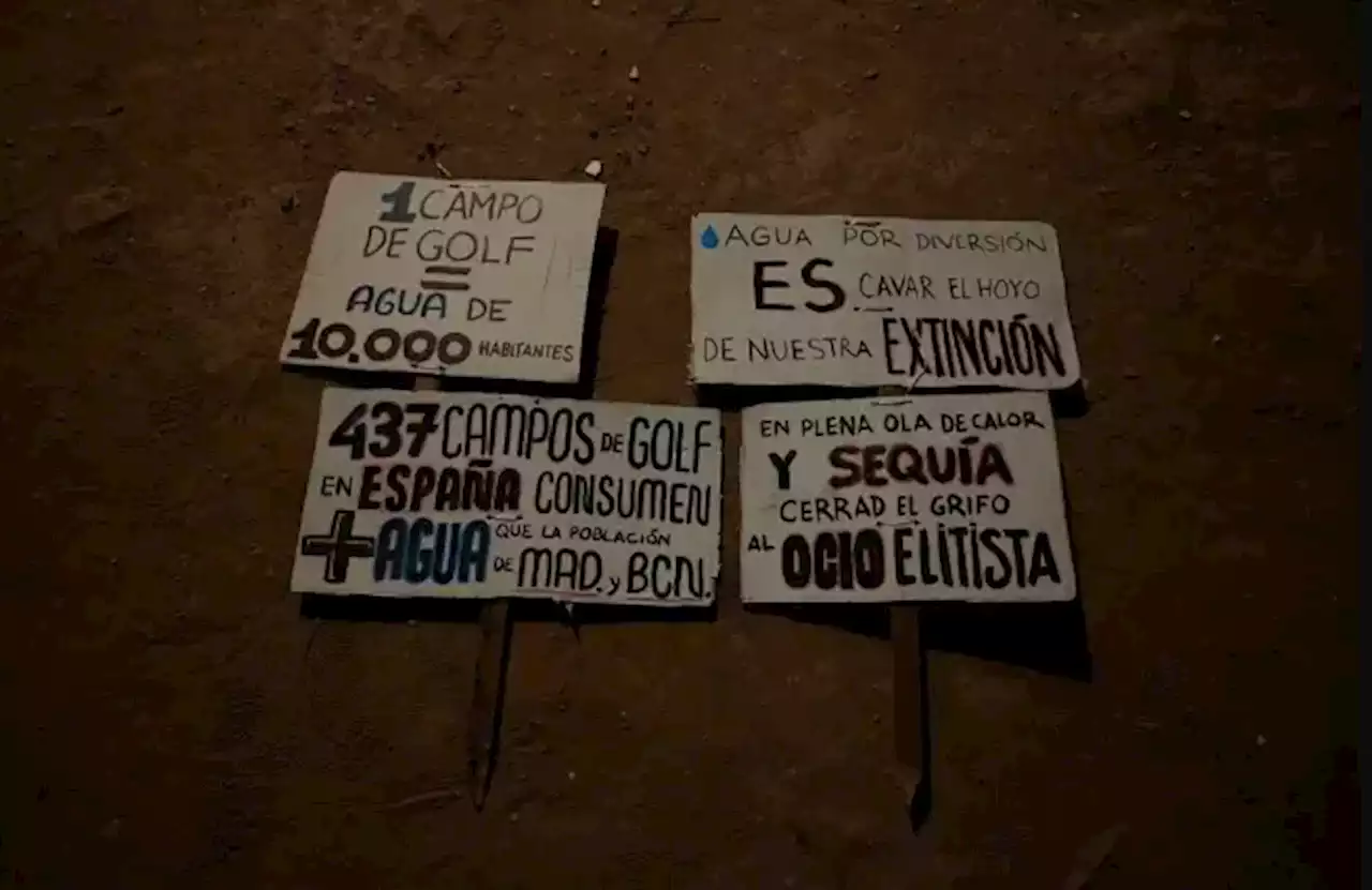 Ecologistas tapan hoyos de golf en protesta por gasto de agua en España