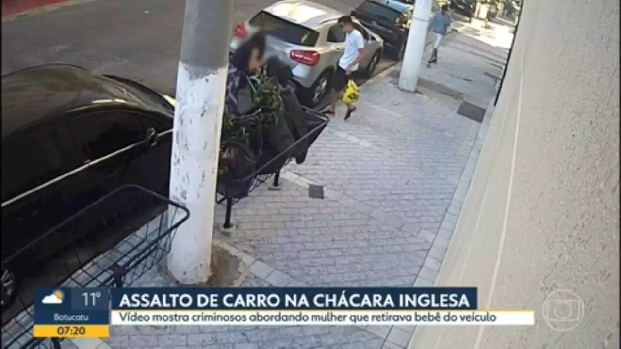 VÍDEO: Mulher é roubada enquanto tira bebê de carro na Zona Sul de SP