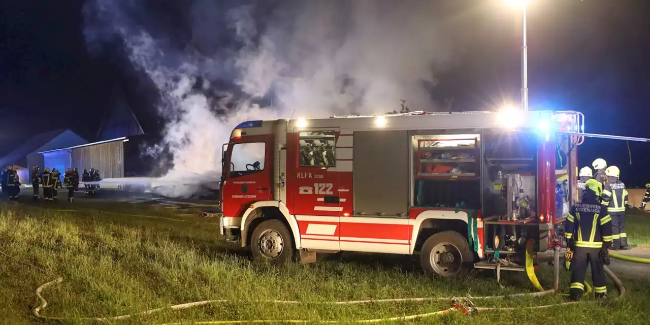 Großeinsatz in OÖ! Stadel geht plötzlich in Flammen auf