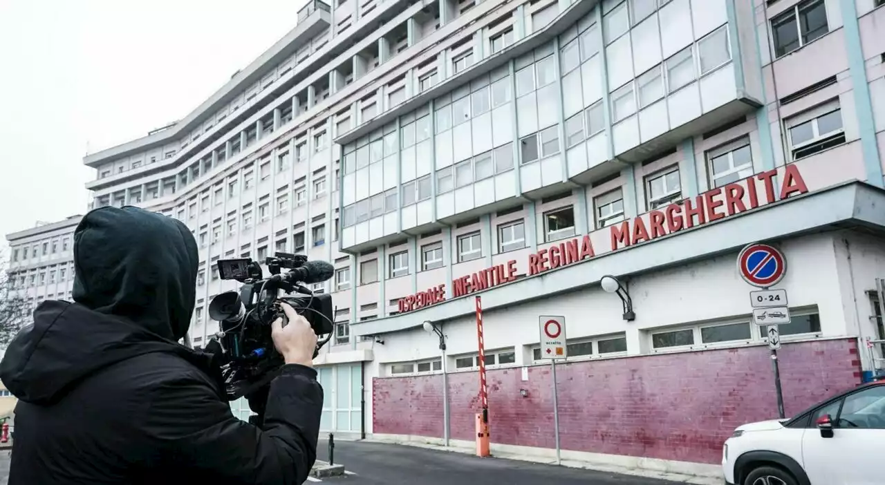 Bimbo massacrato di botte dal patrigno, costretto a mentire anche in ospedale: «Papà è bravo»