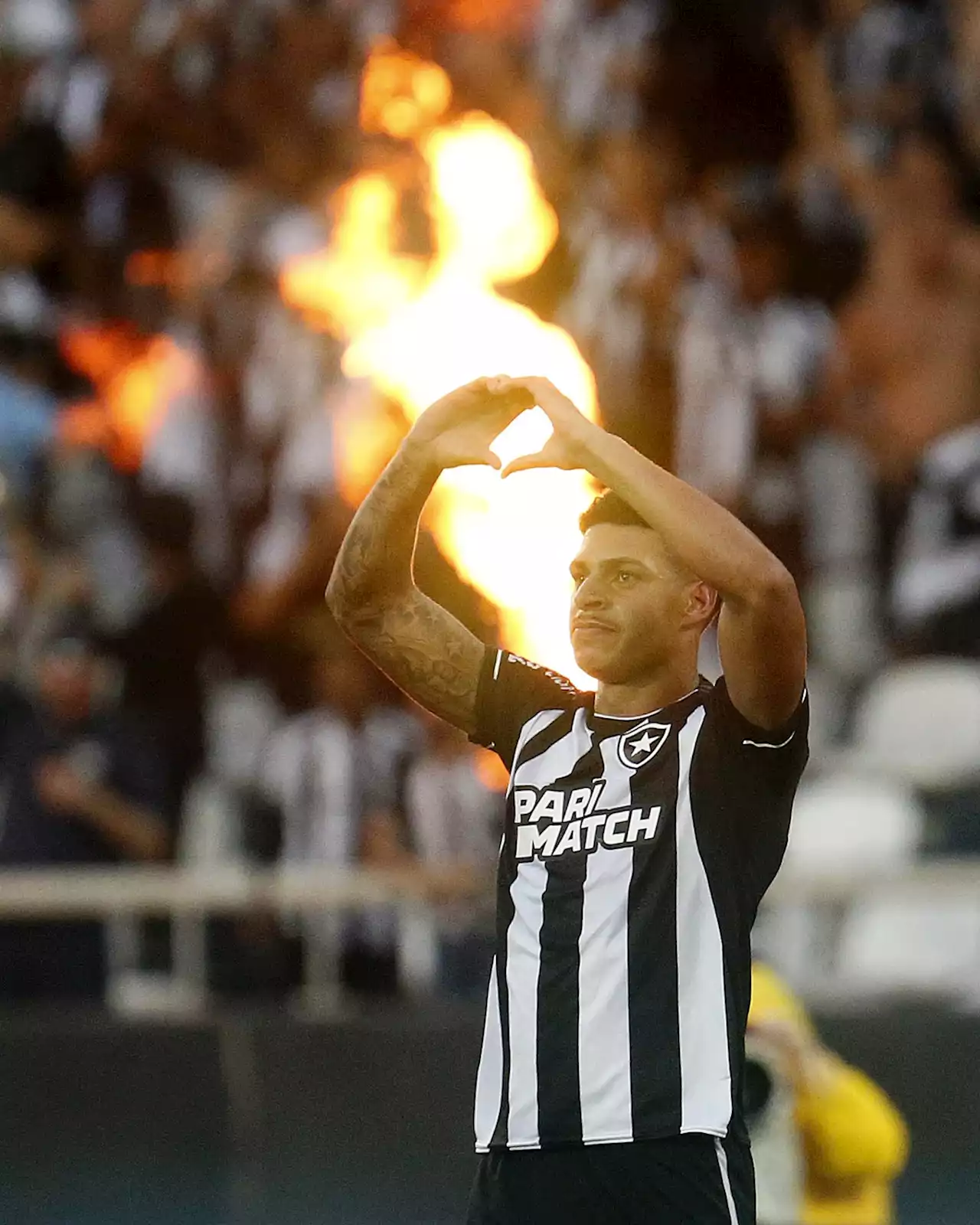 Em noite de chuva e festa, Botafogo domina o Vasco e segue isolado na liderança