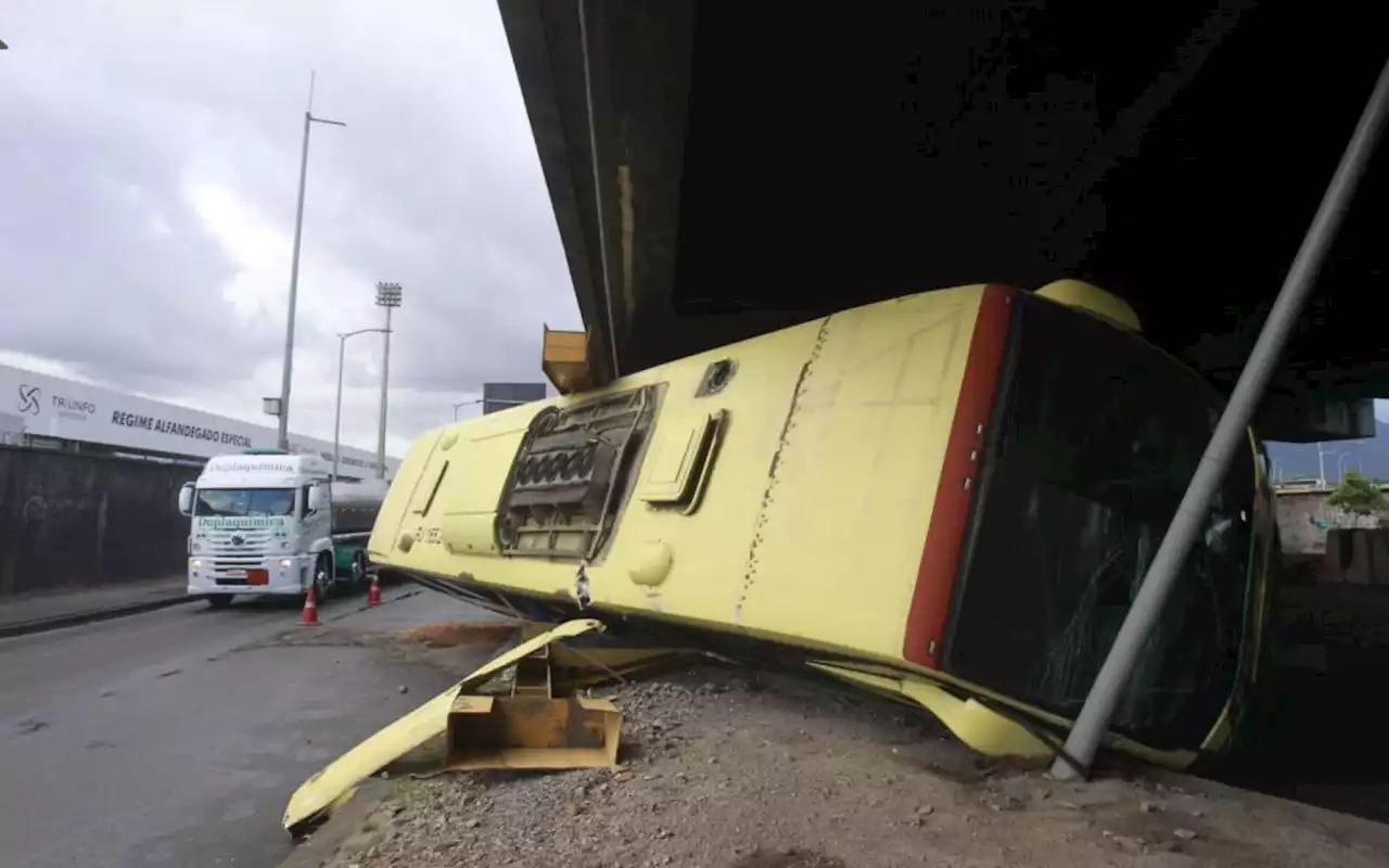 Ônibus tomba na Zona Portuária e atinge Viaduto do Gasômetro | Rio de Janeiro | O Dia