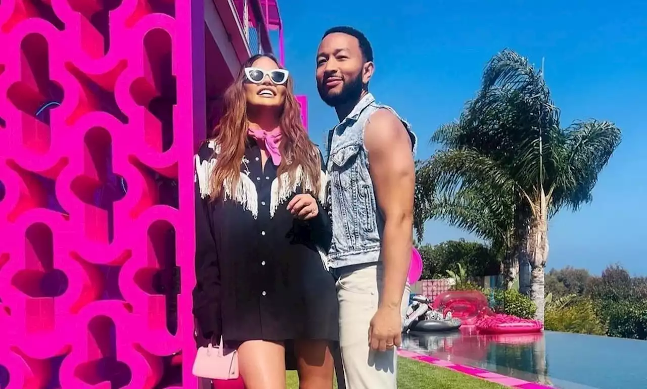 John Legend e Chrissy Teigen passam dia em família na casa da 'Barbie' em Malibu; veja fotos